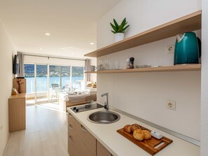 Fridge, cookware/dishes/utensils - Srudio mit Meerblick - nur für Erwachsene by Interhome (Bilice)