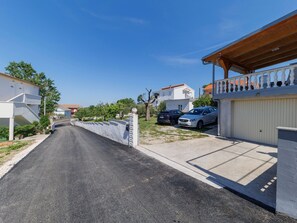 Unclassified image, 4 of 29, button - "Zara" mit Blick auf das Wasser by Interhome (Krneza)