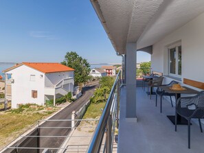 Outdoor dining - "Zara" mit Blick auf das Wasser by Interhome (Krneza)