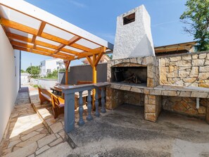 Outdoor dining - "Zara" mit Blick auf das Wasser by Interhome (Krneza)