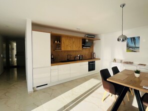 Refrigerador, horno, lavavajillas y utensilios de cocina 