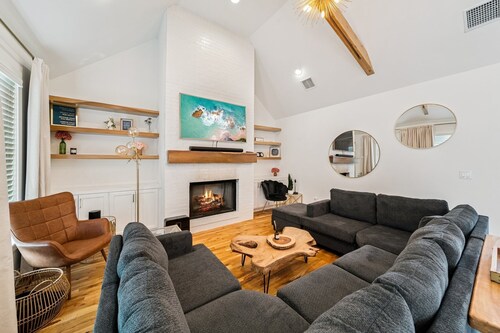Luxury Modern Getaway South Tulsa, Full Gym, Arcade, Surround Sound, Fire Pit,