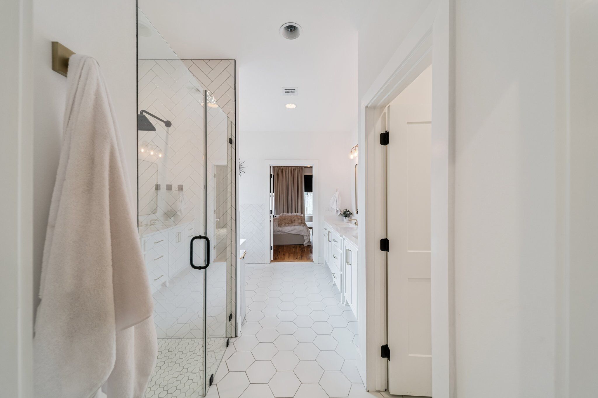Shower, hair dryer, bidet, towels