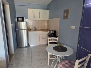 Fridge, microwave, cookware/dishes/utensils - Studio für zwei Personen by Interhome (Trogir/Okrug Donji)