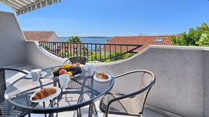 Unclassified image, 3 of 26, button - in Okrug Gornji mit Grill, gemeinsamem Pool und Garten und Meerblick by Interhome (Trogir/Okrug Donji)
