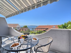 Outdoor dining - in Okrug Gornji mit Grill, gemeinsamem Pool und Garten und Meerblick by Interhome (Trogir/Okrug Donji)