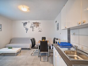 Dining - in Okrug Gornji mit Grill, gemeinsamem Pool und Garten und Meerblick by Interhome (Trogir/Okrug Donji)