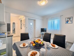 Dining - in Okrug Gornji mit Grill, gemeinsamem Pool und Garten und Meerblick by Interhome (Trogir/Okrug Donji)