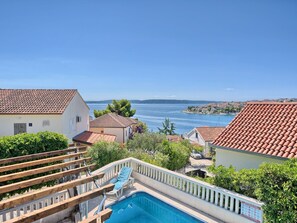 Pool - in Okrug Gornji mit Grill, gemeinsamem Pool und Garten und Meerblick by Interhome (Trogir/Okrug Donji)