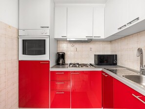 Fridge, microwave, oven, cookware/dishes/utensils - Apartment Fortuna 1 by Interhome (Drenje)