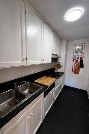 Geladeira, fogão, lava-louças, talheres/pratos/utensílios de cozinha