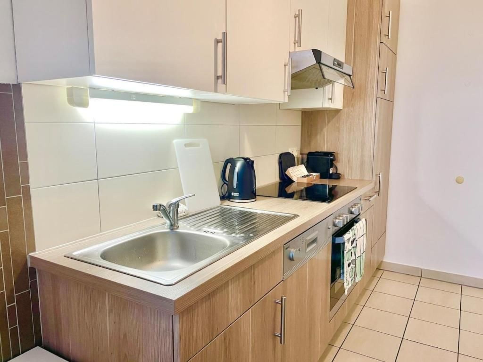 Fridge, oven, dishwasher, cookware/dishes/utensils