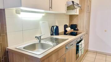 Fridge, oven, dishwasher, cookware/dishes/utensils