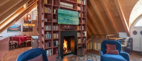 TV, fireplace