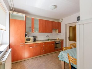 Kühlschrank, Ofen, Kochgeschirr/Geschirr/Besteck