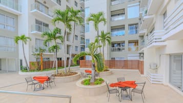 Classic Apartment | Outdoor dining