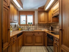 Jääkaappi, uuni, astianpesukone, keittoastiat/astiat/ruokailuvälineet