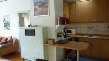 Kühlschrank, Mikrowelle, Ofen, Kochgeschirr/Geschirr/Besteck