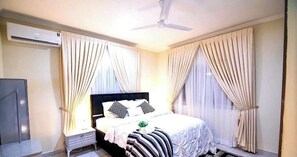 3 bedrooms, iron/ironing board, WiFi, bed sheets - 5-Star Comfort Luxury-Destini Homes-24/7 Security (Sakumono)