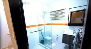 Douche, serviettes fournies, savon, papier toilette