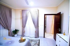 3 bedrooms, iron/ironing board, WiFi, bed sheets - 5-Star Comfort Luxury-Destini Homes-24/7 Security (Sakumono)
