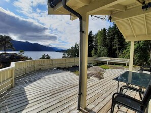 Outdoor dining - Häuschen mit Blick auf das Wasser by Interhome (Hebnes)