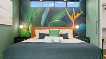 Desk, iron/ironing board, WiFi, bed sheets