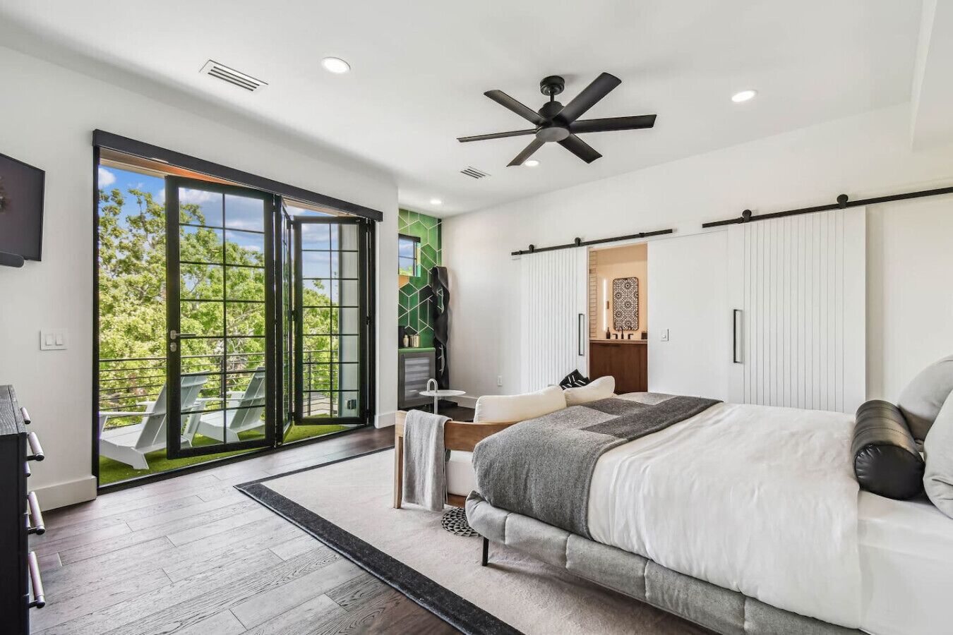 Bureau, fer et planche à repasser, Wi-Fi, draps fournis