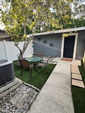 Outdoor dining - Casita Cortes is quiet, cozy and centrally located in Tampa. (Tampa)