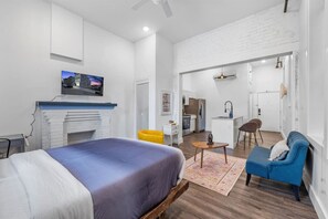 Een bureau, een strijkplank/strijkijzer, gratis wifi, beddengoed