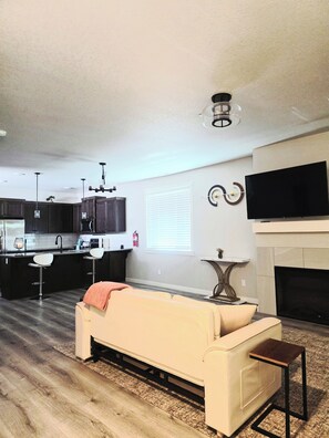 TV, fireplace - Modern 3Bedroom-King's Private Master Room with Stylish Private Bathroom (Salem)