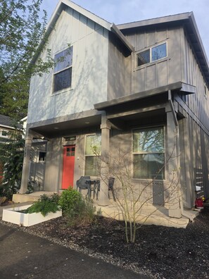 Exterior - Modern 3Bedroom-King's Private Master Room with Stylish Private Bathroom (Salem)