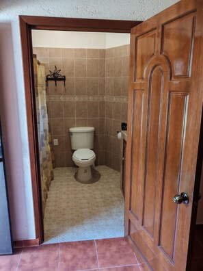 Shower, towels, soap, toilet paper - Perfect 1-bedroom house in enchanting Tepoztlán for your getaway (Tepoztlán)