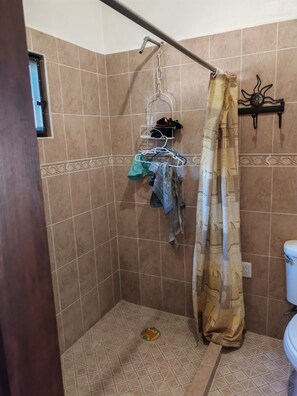 Shower, towels, soap, toilet paper - Perfect 1-bedroom house in enchanting Tepoztlán for your getaway (Tepoztlán)