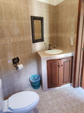 Regadera, toallas, jabón, papel de baño 