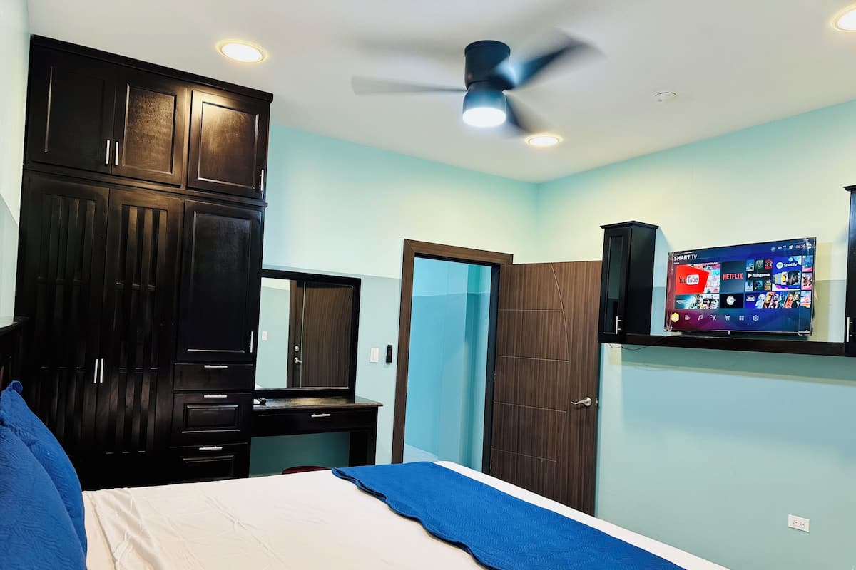 Suite estudio Premium, vista al océano | Camas con pillow-top, escritorio y insonorización