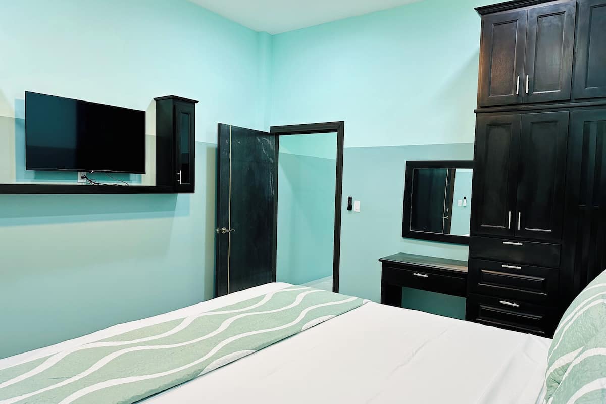 Suite estudio de lujo, balcón, vista a la ciudad | Camas con pillow-top, escritorio y insonorización