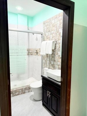 Bathroom - HOTEL SEA QUEEN SUITE & GOLF CART RENTAL (San Pedro)