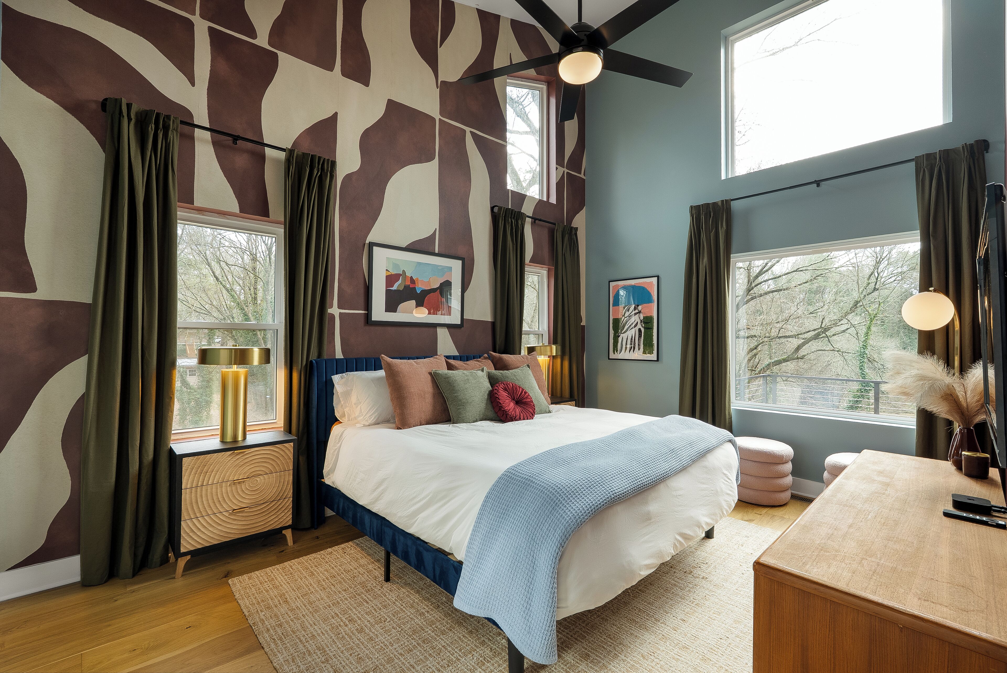 Iron/ironing board, bed sheets