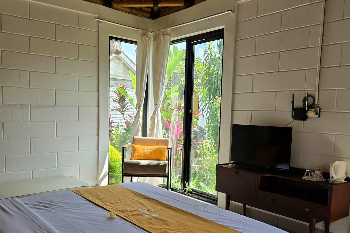 Deluxe Double Room, 1 Queen Bed, Private Bathroom, Garden View | Desk, laptop workspace, free WiFi, bed sheets