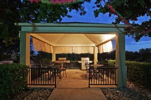Outdoor dining - Best Place to Stay in Richardson! Free Parking, Pets Allowed (Dallas)