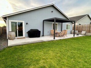 Outdoor dining - Columbia River View near Toyota Center, Family-Friendly Home in Kennewick (Kennewick)