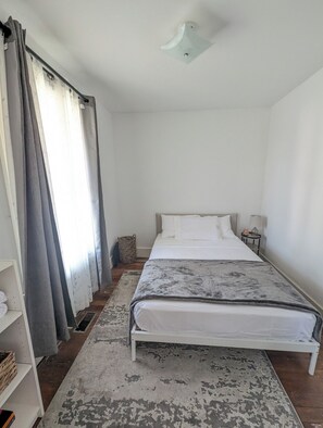 Iron/ironing board, WiFi, bed sheets - Spacious Two Bedroom Suite Perfect For Longer Stays Sleeps 4 (Windsor)