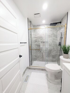 Douche, sèche-cheveux, serviettes fournies, savon