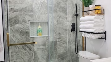 Een douche, een haardroger, handdoeken, zeep