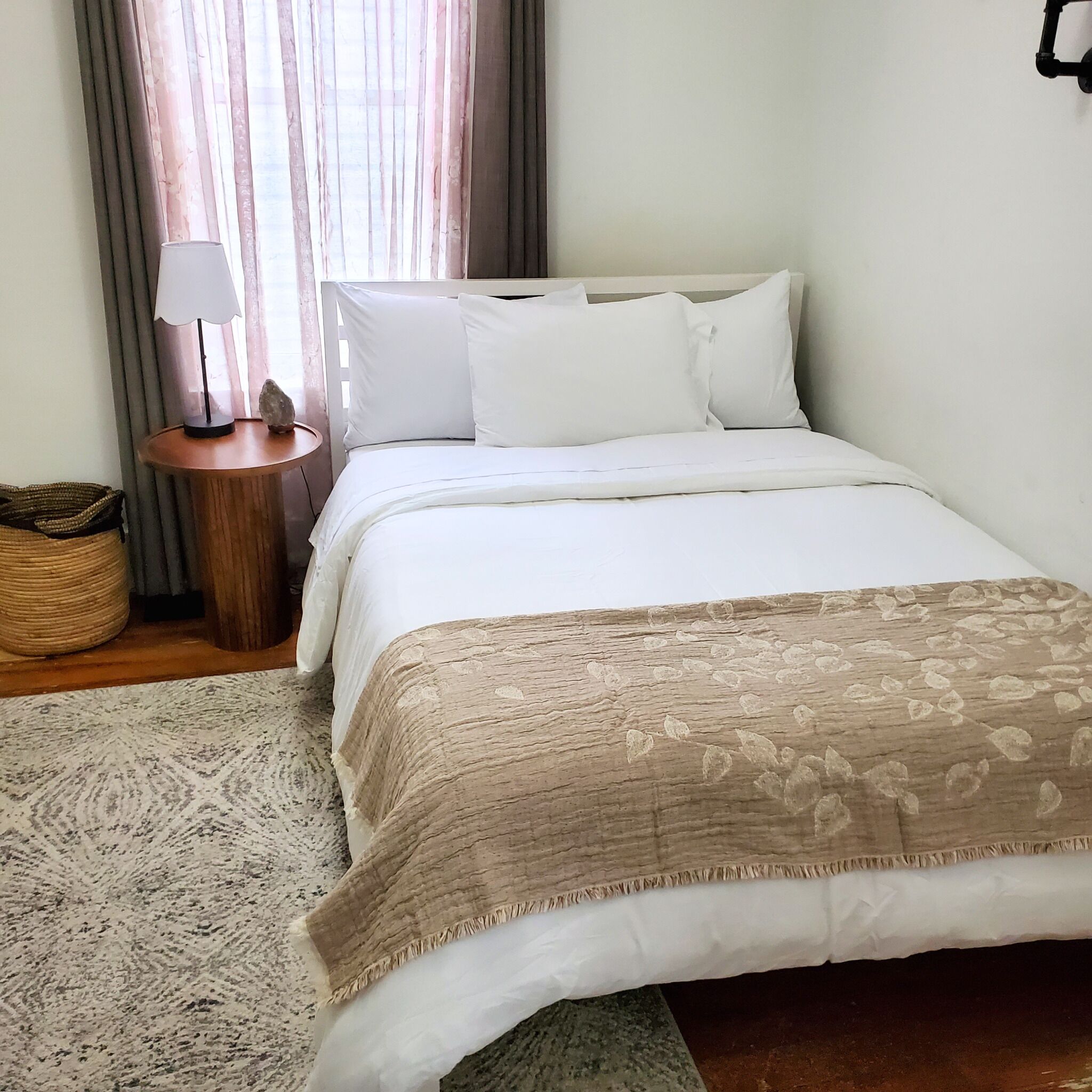 Tabla de planchar con plancha, wifi y ropa de cama 