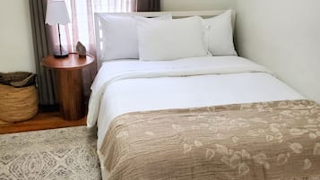 Tabla de planchar con plancha, wifi y ropa de cama