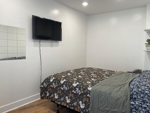 Iron/ironing board, WiFi, bed sheets - S5, Queen Villege . quiet one room ,share bathroom and kitchen (Philadelphia)