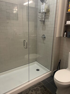 Shower, towels, toilet paper - Luxury 2BR Downtown Apartment – Close to Mercedes-Benz Stadium – World Cup 2026 (Atlanta)