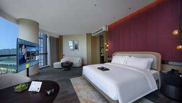 Superior Studio Suite | Blackout drapes, iron/ironing board, free WiFi